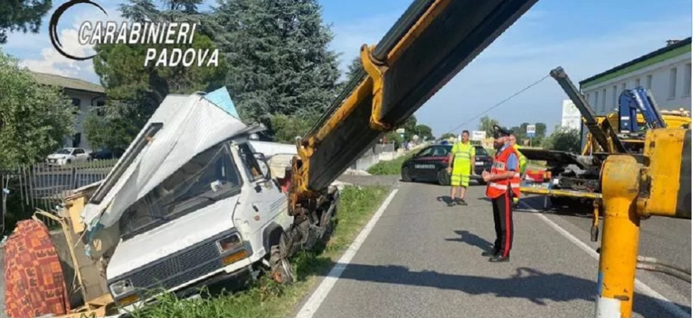 Ubriaco si schianta con il camper, poi prende a pugni l'operatore sanitario e aggredisce i carabinieri